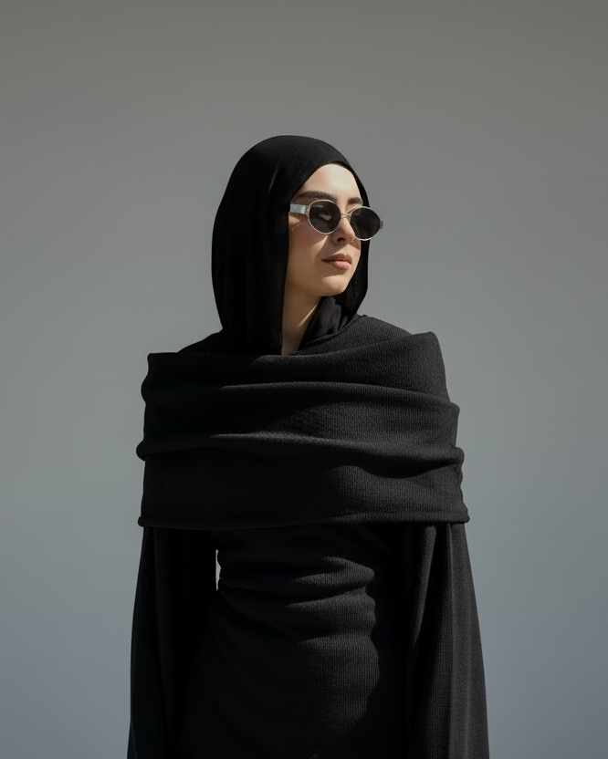 Feminine Noiré Dress in Black